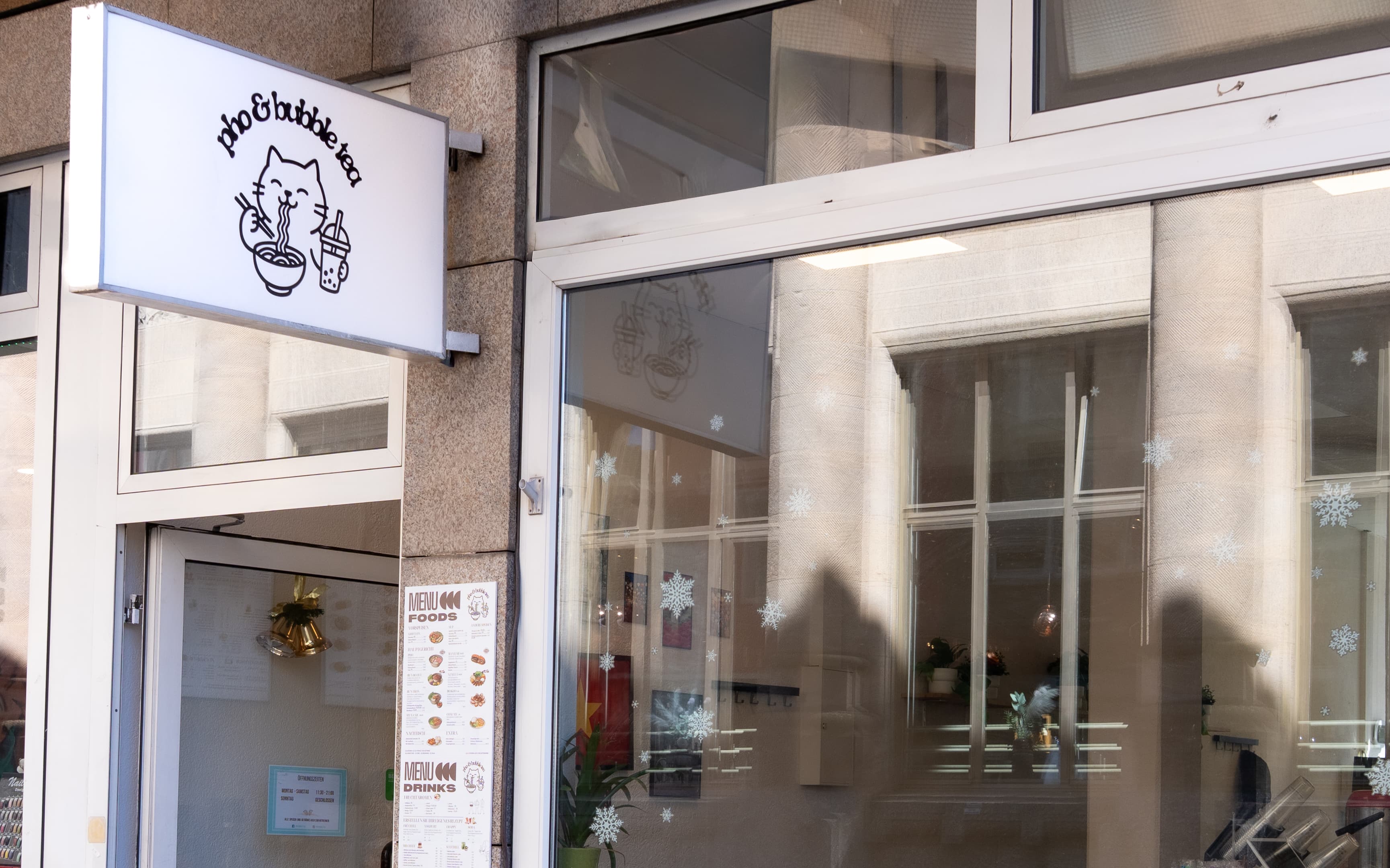 Front des Cafés von außen